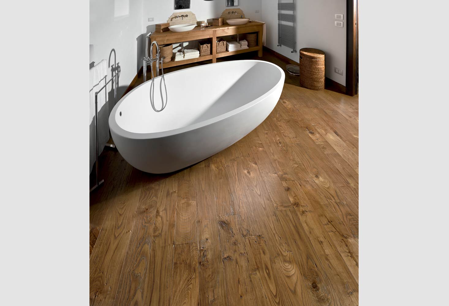 Reclaimed Oak | MILLENNIUM-Castagno-Europeo-Rustico-Piallato-A-Mano-Tarlato-Morciato-Verniciato | White & White